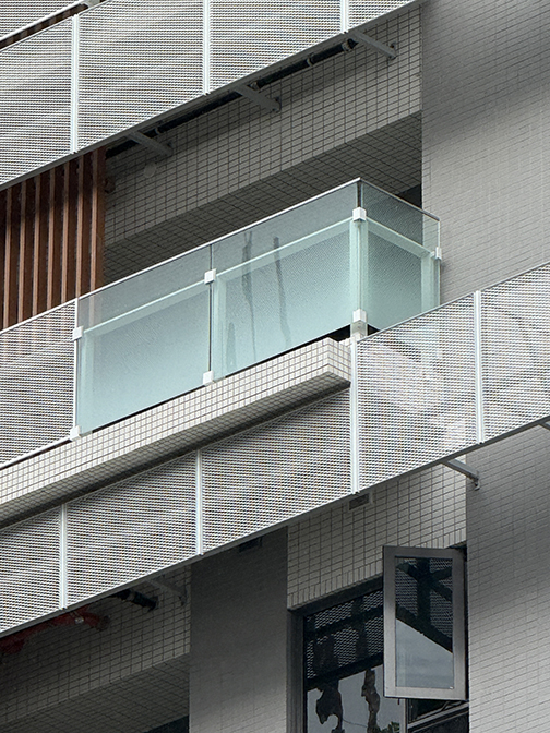 GLASS&METAL施打在玻璃欄杆