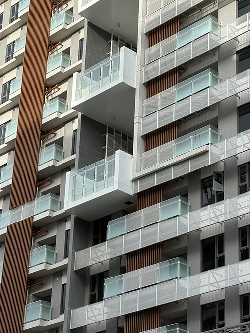 GLASS&METAL施打於玻璃欄杆